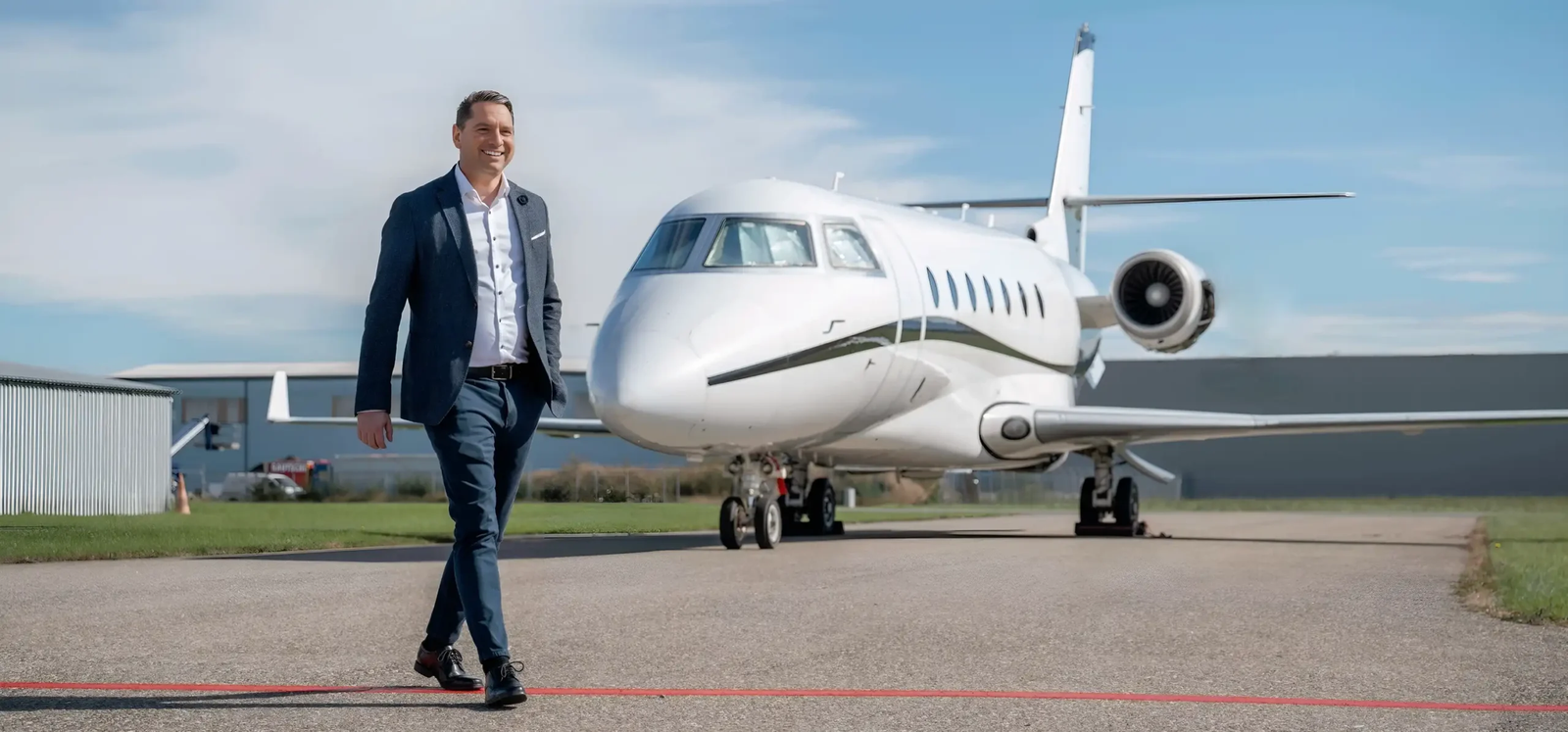 Roger Hohl vor einer Gulfstream am Flughafen Altenrhein